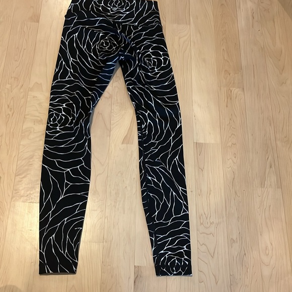Rose print lululemon leggings - Picture 3 of 4